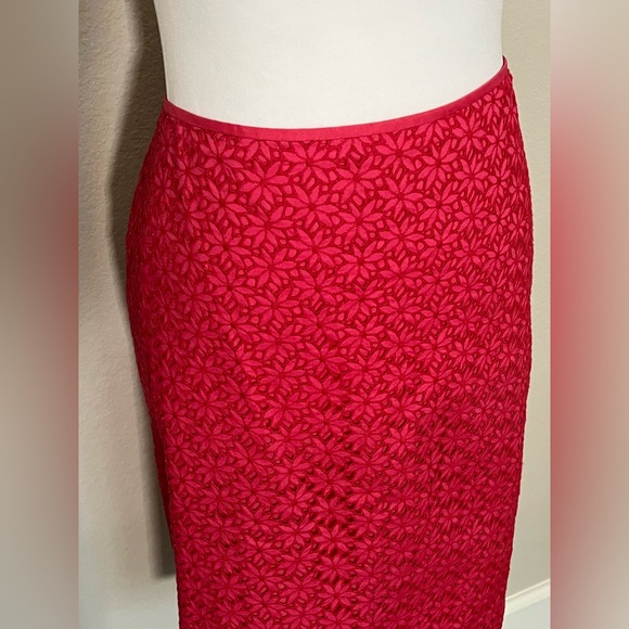 Ann Taylor Pink Embroidered Floral Eyelet Pencil Skirt Size 8 - Picture 9 of 10